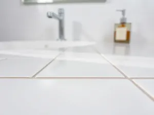 Ciepłe kolory ścian do salonu – które wybrać?