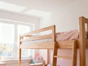 Nowoczesny metalowy karnisz z opcją pojedynczego i podwójnego drążka, zamontowany nad oknem w przytulnym salonie.