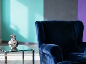 Nowoczesny pokój dla dwóch chłopców z łóżkami piętrowymi, biurkami do nauki oraz uporządkowaną strefą zabaw.